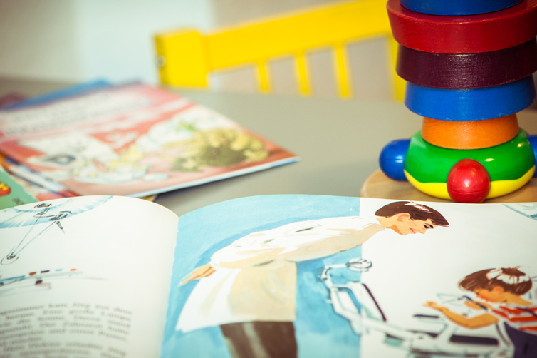 Ein aufgeschlagenees Kinderbuch auf dem Spieltisch