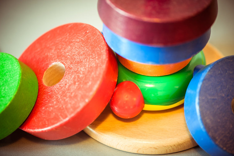 Holzspielzeug im Spielbereich der Praxis