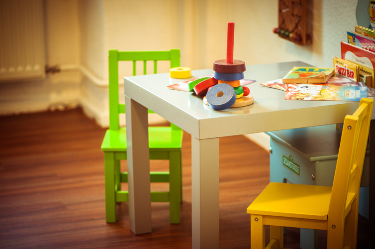 Ein Spieltisch mit Holzspielzeug