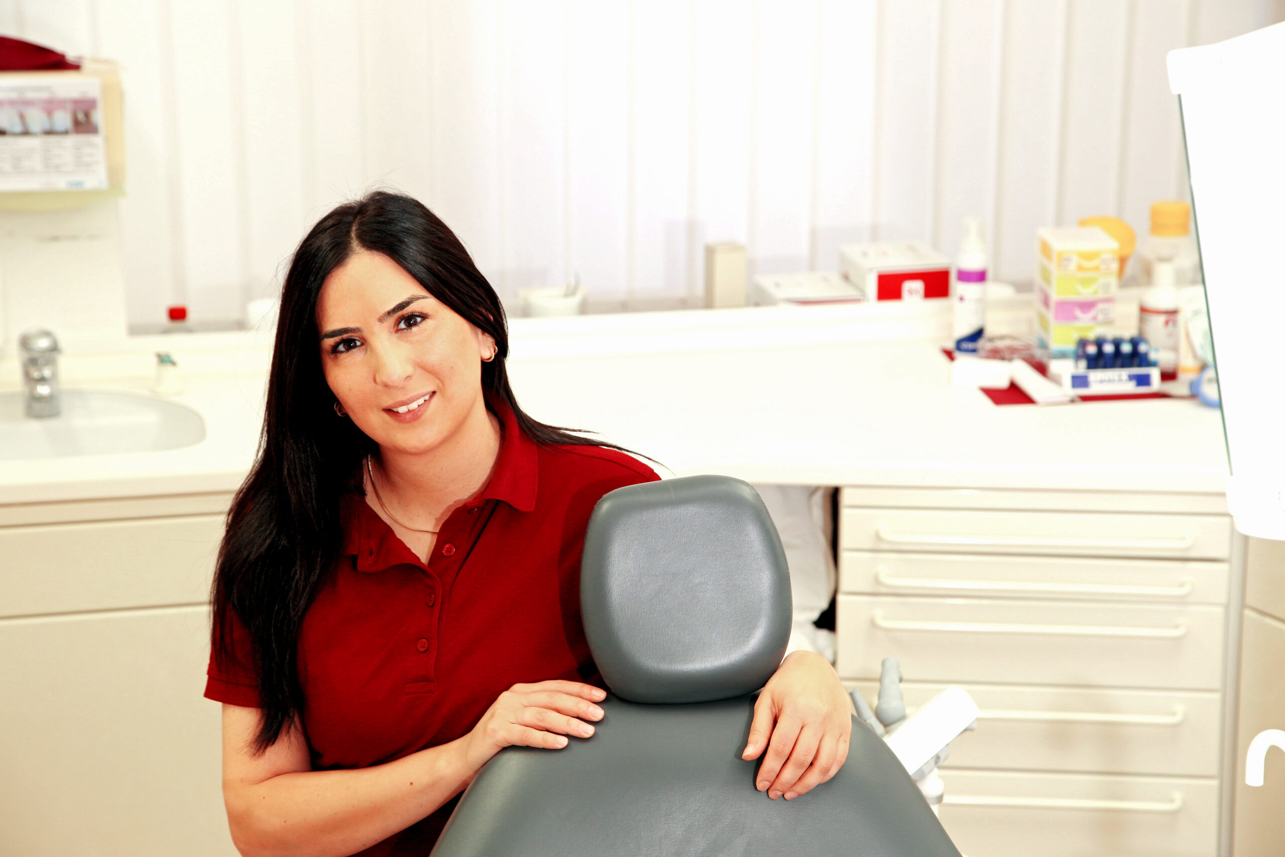 Assistentin Dilara am Behandlungsstuhl