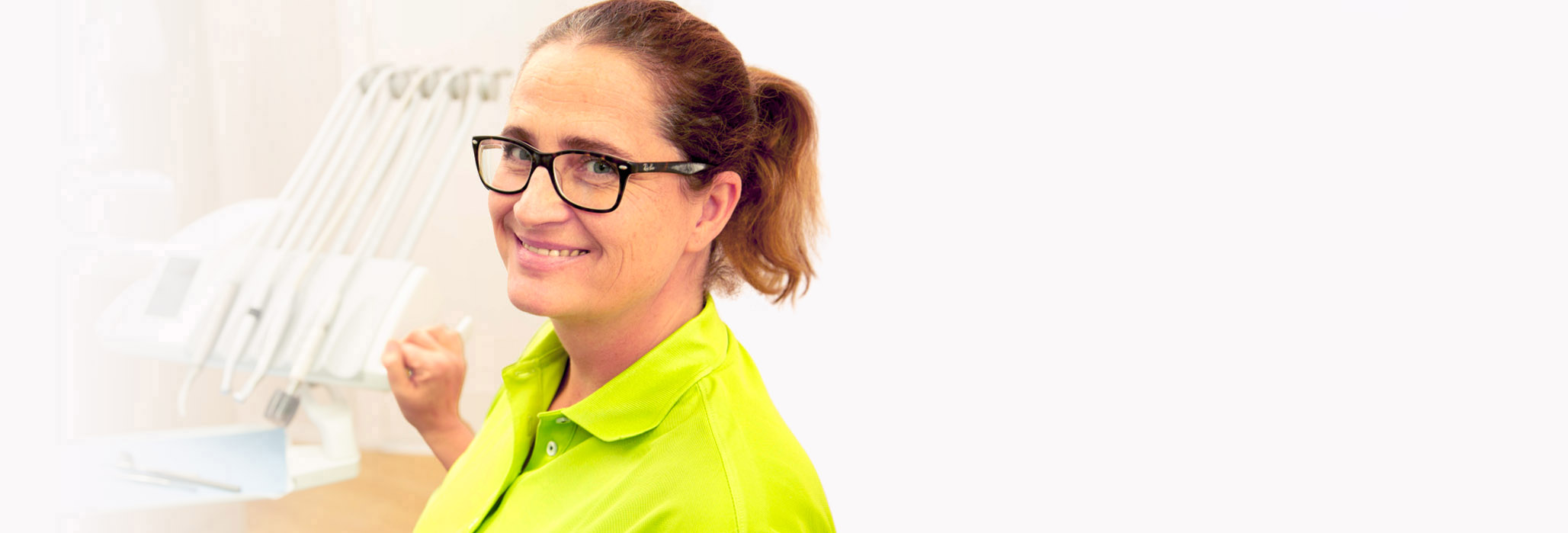 Zahnärztin Andrea Schultz bei der Arbeit